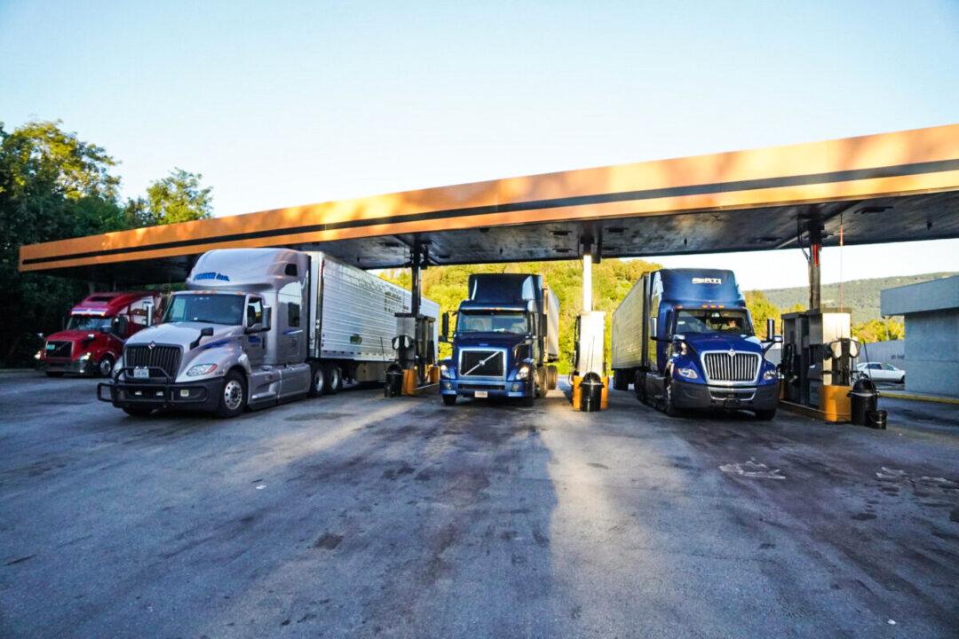 Vaccine Mandate Threatens Major Trucking Disruption, Industry Insiders Say