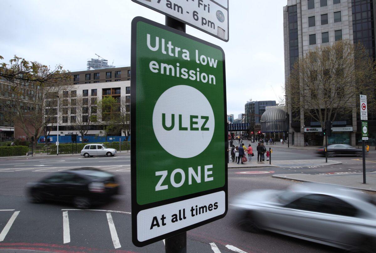 A sign at the expanded boundary of London’s ULEZ pollution charge zone for older vehicles on Oct. 25, 2021. (Yui Mok/PA)