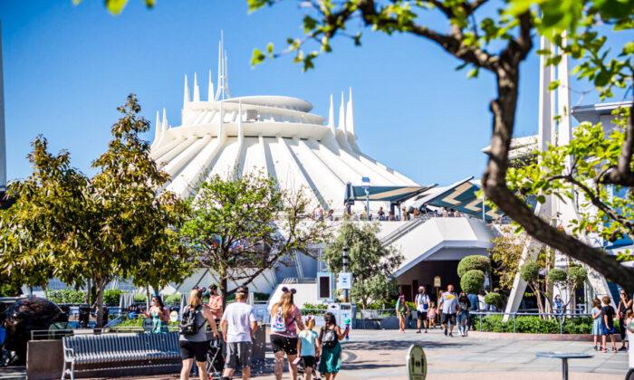 Disneyland Reservations Sell Out Before Christmas Season
