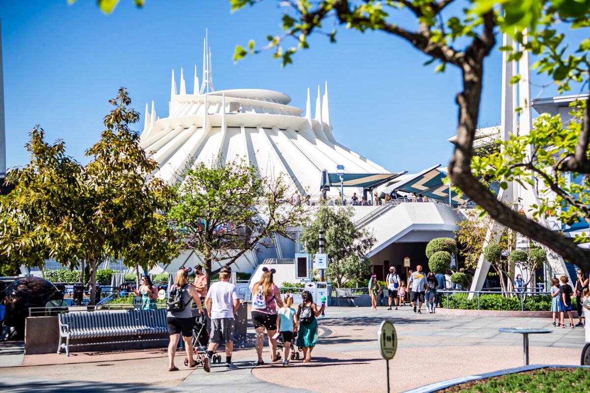 Disneyland Reservations Sell Out Before Christmas Season