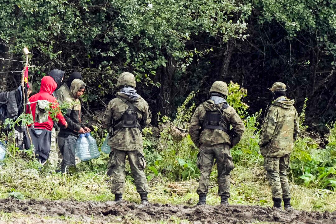2 Polish Troops Hurt as Illegal Immigrants Try Forcing Belarus Border