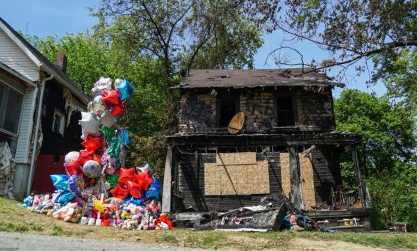 A balloon memorial sits outside the burnt home of a family that died in a fire in Akron, Ohio, on May 23, 2017. (Dake Kang/AP Photo)