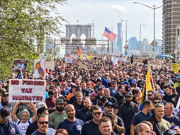 Thousands of protesters against the NYC vaccine mandates march along the Brooklyn bridge into Manhattan, New York, on Oct. 26, 2021. (Sarah Lu/The Epoch Times)