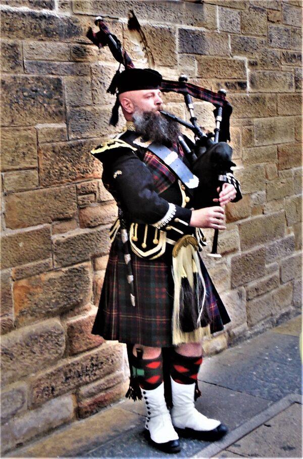 A bagpiper on Edinburgh’s “Royal Mile.” (Courtesy of Michael Kurek)