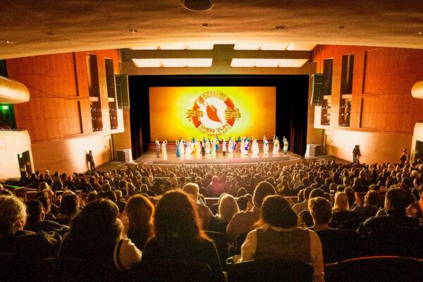 Shen Yun Performing Arts' curtain call at Modesto's Mary Stuart Rogers Theater, on Oct. 26, 2021. (Zhou Rong/The Epoch Times)
