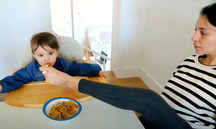 Video: Mom Without Arms Can Cook Food, Dress Baby, and Paint Using Her Feet