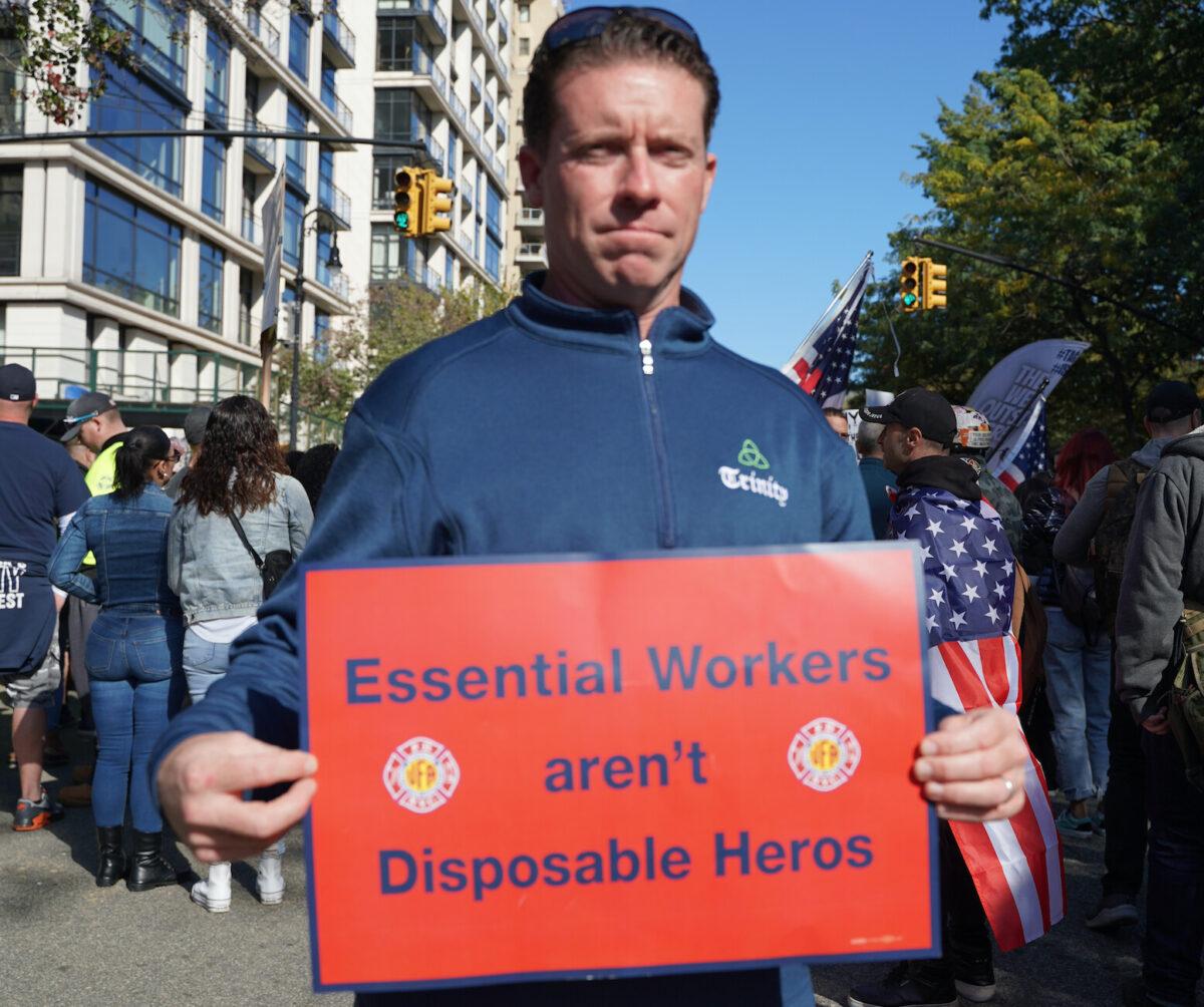 Sean Fitzgerald, an active firefighter, protests against vaccine mandate outside Mayor's residence in Manhattan, New York, on Oct. 28, 2021. (Enrico Trigoso/The Epoch Times)