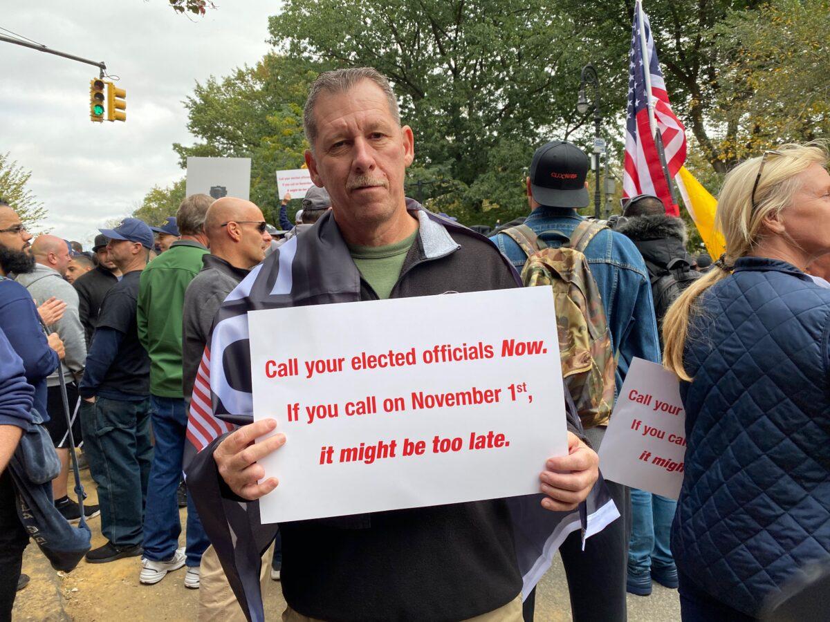 Steve Rogers, an active firefighter, protests against vaccine mandate outside Mayor's residence in Manhattan, New York, on Oct. 28, 2021. (Sarah Lu/The Epoch Times)