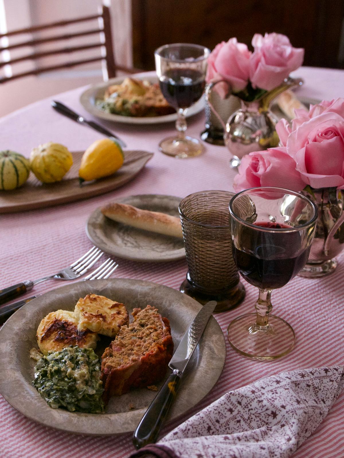 Bring fall to the table with warmer tones, decorative gourds, and a cozy menu. (Victoria de la Maza)