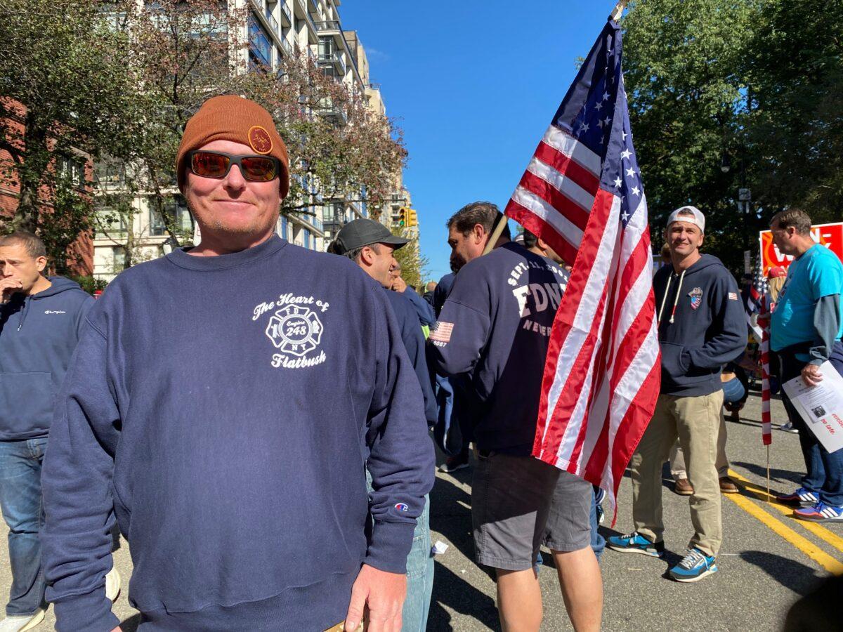 Kieran Burke, a retired firefighter protests against vaccine mandate outside Mayor's residence in Manhattan, New York, on Oct. 28, 2021. (Sarah Lu/The Epoch Times)