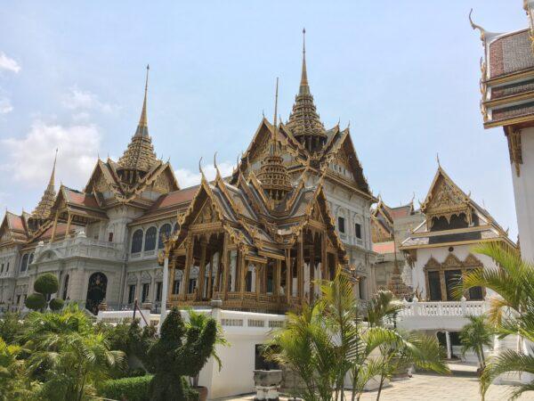 The palace has several distinct quarters, including the Temple of the Emerald Buddha; the Outer Court, the Middle Court, including the Phra Maha Monthian Buildings, the Phra Maha Prasat Buildings (above), and Chakri Maha Prasat Buildings; the Inner Court; and the Siwalai Gardens quarter. (<a href="https://pixabay.com/users/unserekleinemaus-151475/?utm_source=link-attribution&utm_medium=referral&utm_campaign=image&utm_content=1426959">Unserekleinemaus/Pixabay</a>)