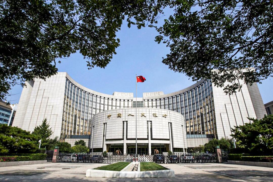 China Warns Unlicensed Online Brokerages They Are Breaking the Law