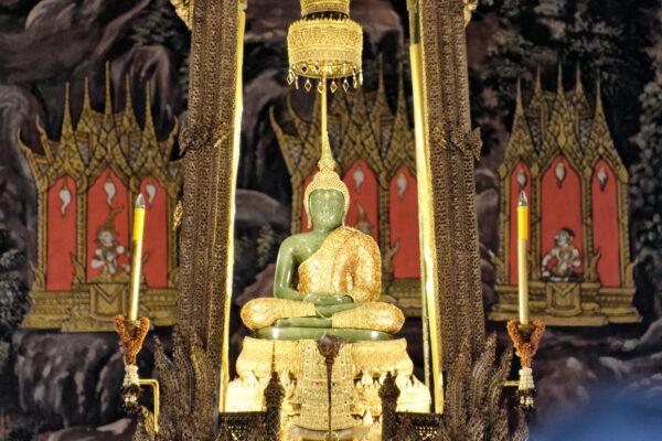 The Chapel of the Emerald Buddha is the most important building in the palace. The Emerald Buddha is also the most important religious icon in Thailand. The statue is draped in three different seasonal costumes to represent summer, the rainy season, and winter. Here the statue wears rainy season vestments. (<a href="https://commons.wikimedia.org/w/index.php?title=User:JPSwimmer&action=edit&redlink=1">JPSwimmer</a>/CC BY-SA 3.0)