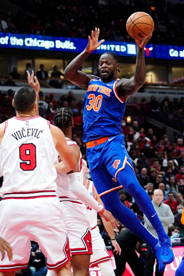 New York Knicks forward Julius Randle (R) looks to pass against Chicago Bulls center Nikola Vucevic (L) and forward Troy Brown Jr. during the first half of an NBA basketball game in Chicago on Oct. 28, 2021. (Nam Y. Huh/AP Photo)