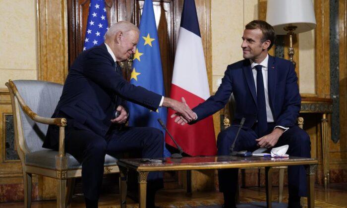 Biden Tells Macron Submarine Deal With Australia Was ‘Clumsy’