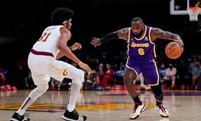 Melo Shoots Lakers to 3rd Win in 4, 113-101 Over Cavaliers