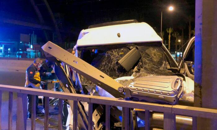 Minibus Crash in Turkey Kills Swedish Tourist, 5 Injured