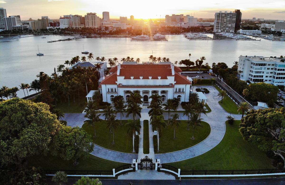 Located at Palm Beach Florida and sitting amid a Coconut Palm Grove, Whitehall’s rear façade fronts onto Lake Worth, seen here at sunset. (Rich Andrews/CC BY-SA 4.0)