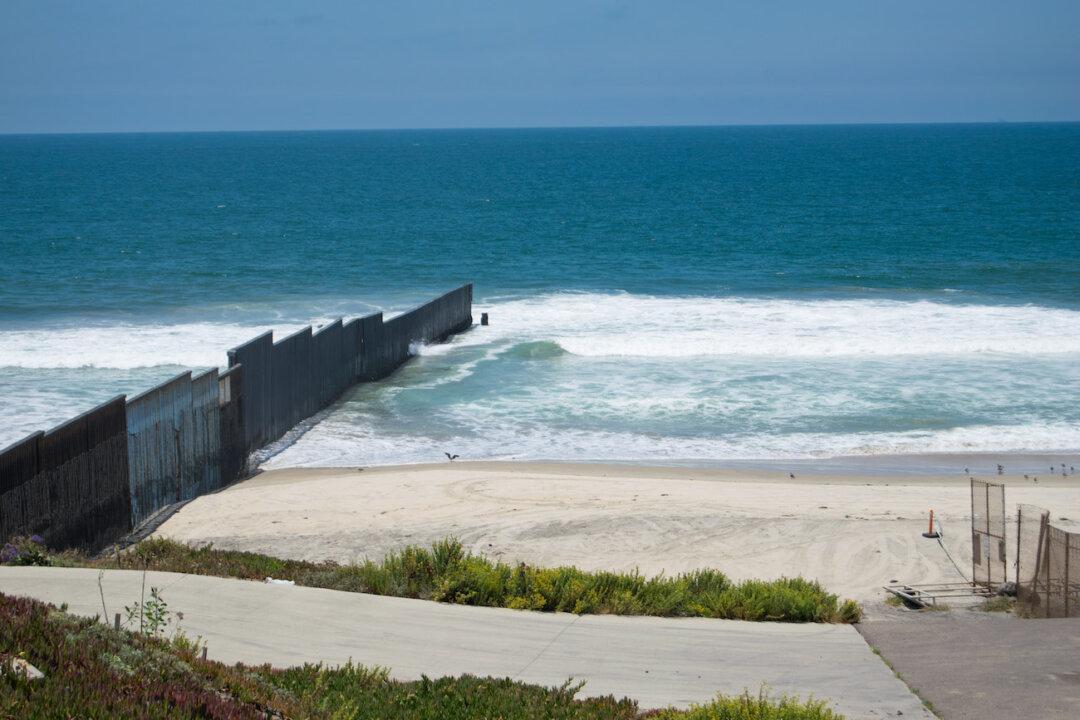 1 Dead After Large Group Try to Illegally Swim Into US: Border Patrol