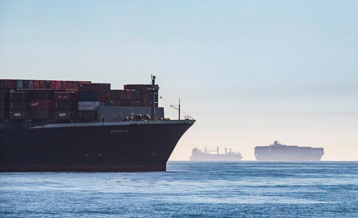 Ships Continue to Flood the Los Angeles Ports