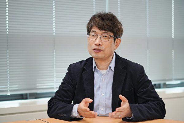 Jinwook Burm, chairman of the Korean Chip Engineering Society and a professor at Sogang University in South Korea. (YouJeong Lee/The Epoch Times)