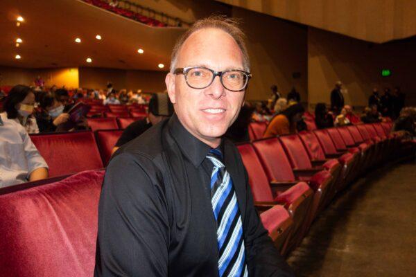 Pilot Lawrence Golomb attends Shen Yun Performing Arts in Fresno, Calif., on Oct. 31, 2021. (Gary Du/Epoch Times)