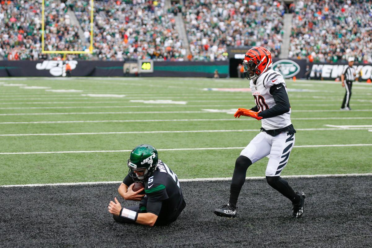 New York Jets quarterback Mike White (L), catches a two-point conversion during the second half of an NFL football game against the Cincinnati Bengals in East Rutherford, N.J., on Oct. 31, 2021. (Noah K. Murray/AP Photo)