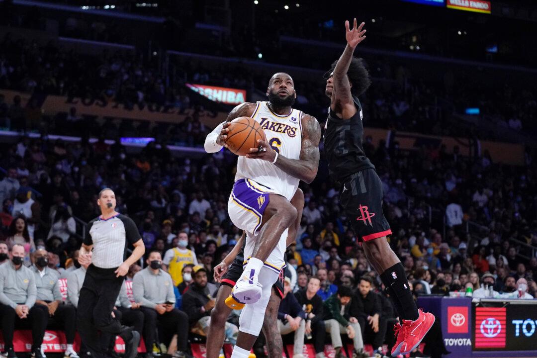 Carmelo Anthony Scores 23, Leads Lakers Past Rockets 95-85