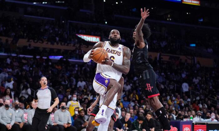Carmelo Anthony Scores 23, Leads Lakers Past Rockets 95-85