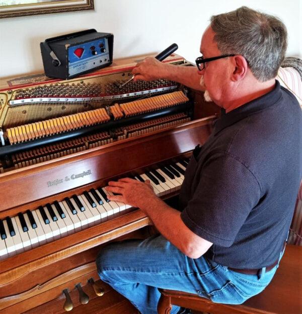 Nashville piano technician Kenny Wallace tuning the author’s piano with an electronic tuning device. (Courtesy of Michael Kurek)