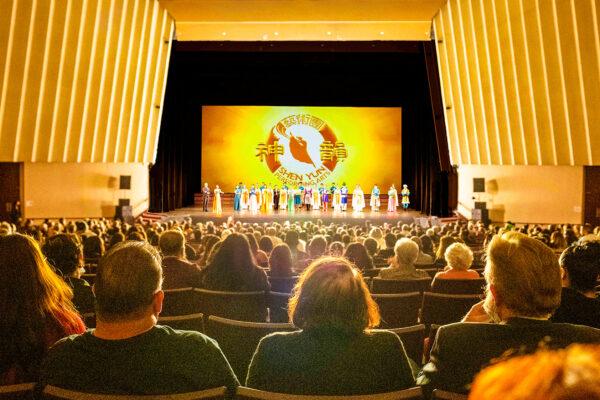 Shen Yun Performing Arts curtain call at Fresno's William Saroyan Theatre, on Oct. 31, 2021. (Gary Du/The Epoch Times)