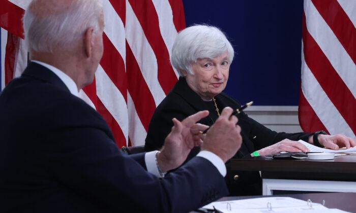 Treasury Secretary Says Recession in US Not ‘Inevitable’ Despite Grim Poll Numbers