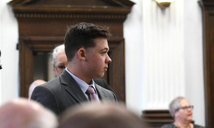 Rittenhouse Trial Starts; Jury Selected