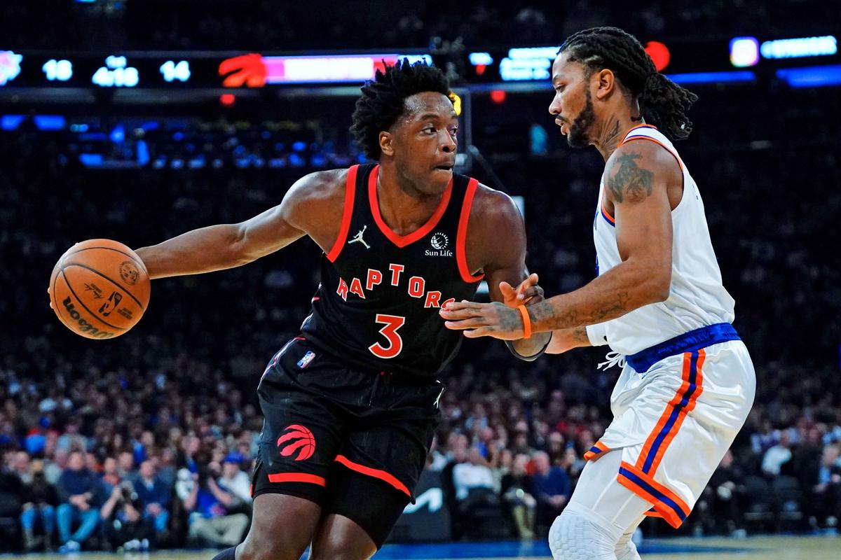 Toronto Raptors' OG Anunoby (3) is defended by New York Knicks' Derrick Rose (4) during the first half of an NBA basketball game in New York, on Nov. 1, 2021. (Frank Franklin II/AP Photo)