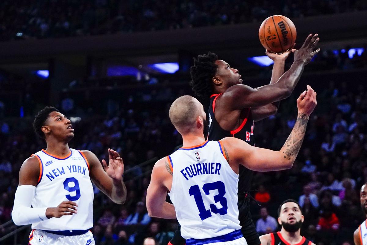 Toronto Raptors' OG Anunoby (R) drives past New York Knicks' Evan Fournier (13) and RJ Barrett (9) during the first half of an NBA basketball game in New York, on Nov. 1, 2021. (Frank Franklin II/AP Photo)