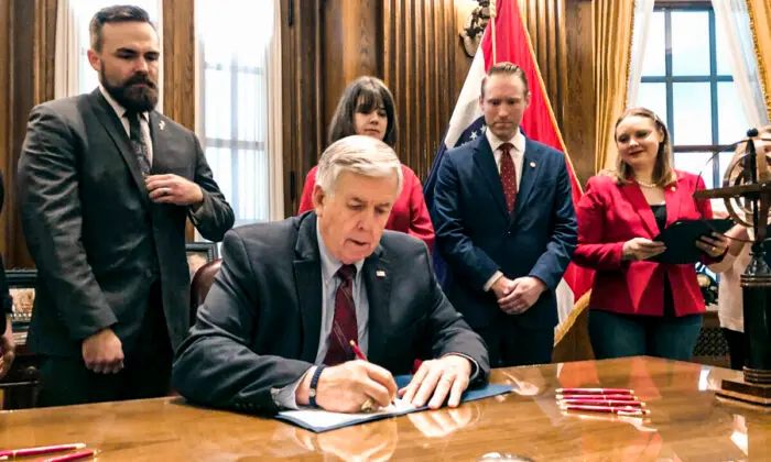 Missouri Governor Mike Parson Signs Executive Order Against COVID-19 Vaccine Mandates
