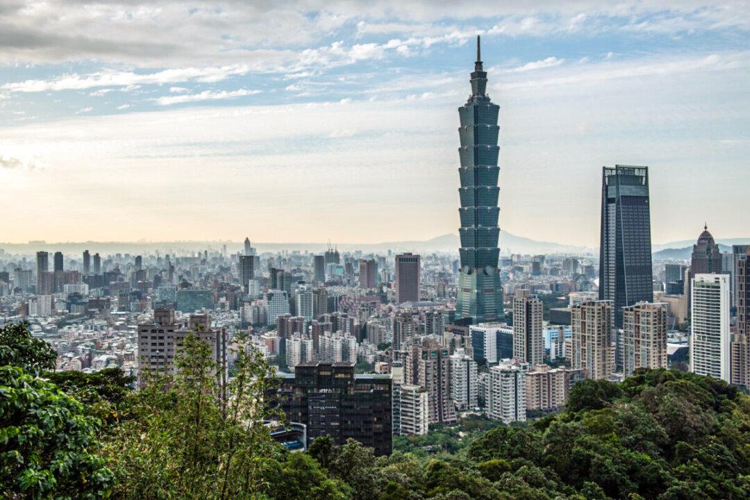 Conservatives Clash Over Whether to Defend Taiwan