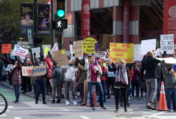 Hundreds of Chicagoans protest against the city's vaccine mandate at a rally outside the James R. Thompson Center in downtown Chicago, on Nov 3, 2021. (Sam Wang/The Epoch Times)