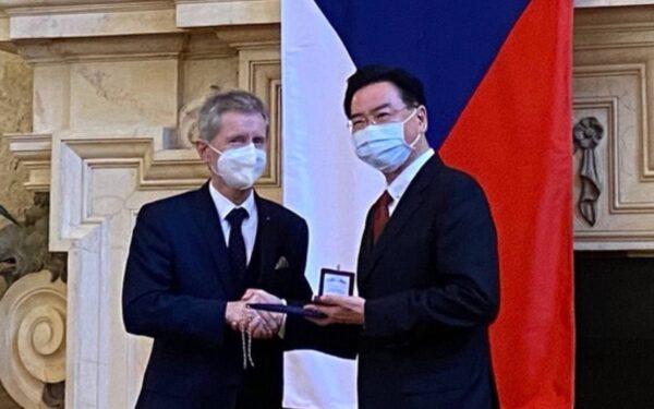 Miloš Vystrčil, the President of the Czech Senate, presents a silver medal to Jau-shieh Joseph Wu, the Taiwanese Minister of Foreign Affairs, in Prague, Czech Republic on Oct. 27, 2021. (Supplied by Taiwan’s Foreign Affairs Ministry)