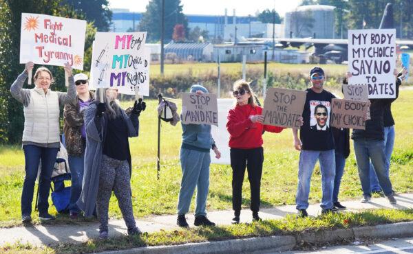  Demonstrators in Marietta, Ga., protest against vaccine mandates on Nov. 3, 2021. (Jackson Elliott/The Epoch Times)