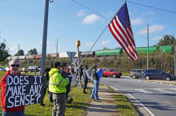 Demonstrators in Marietta, Ga., protest against vaccine mandates on Nov. 3, 2021. (Jackson Elliott/The Epoch Times)