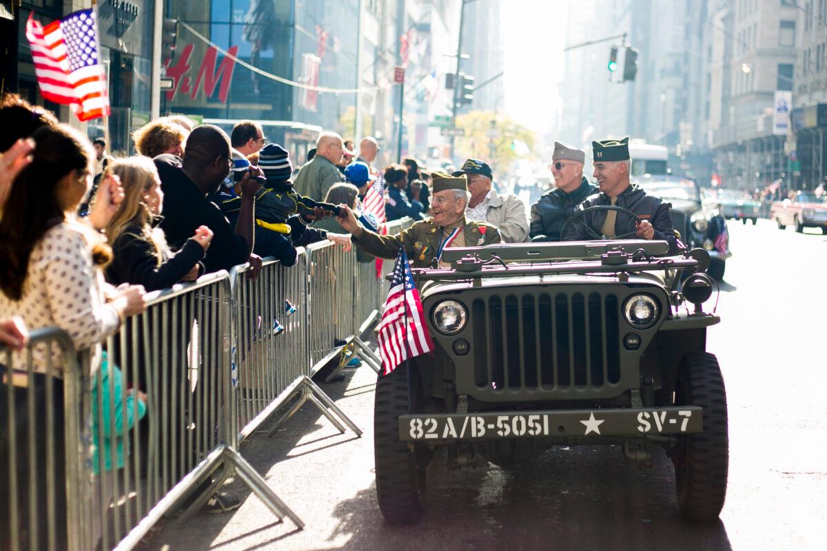 Service members greet the crowd in the New York Veterans' Day Parade in Manhattan, N.Y., on Nov. 11, 2014. (Samira Bouaou/The Epoch Times)