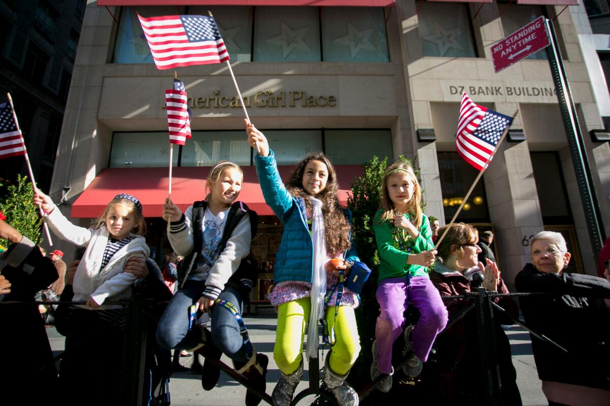Audience members at the New York Veterans' Day Parade in Manhattan, N.Y., on Nov. 11, 2014. (Samira Bouaou/The Epoch Times)