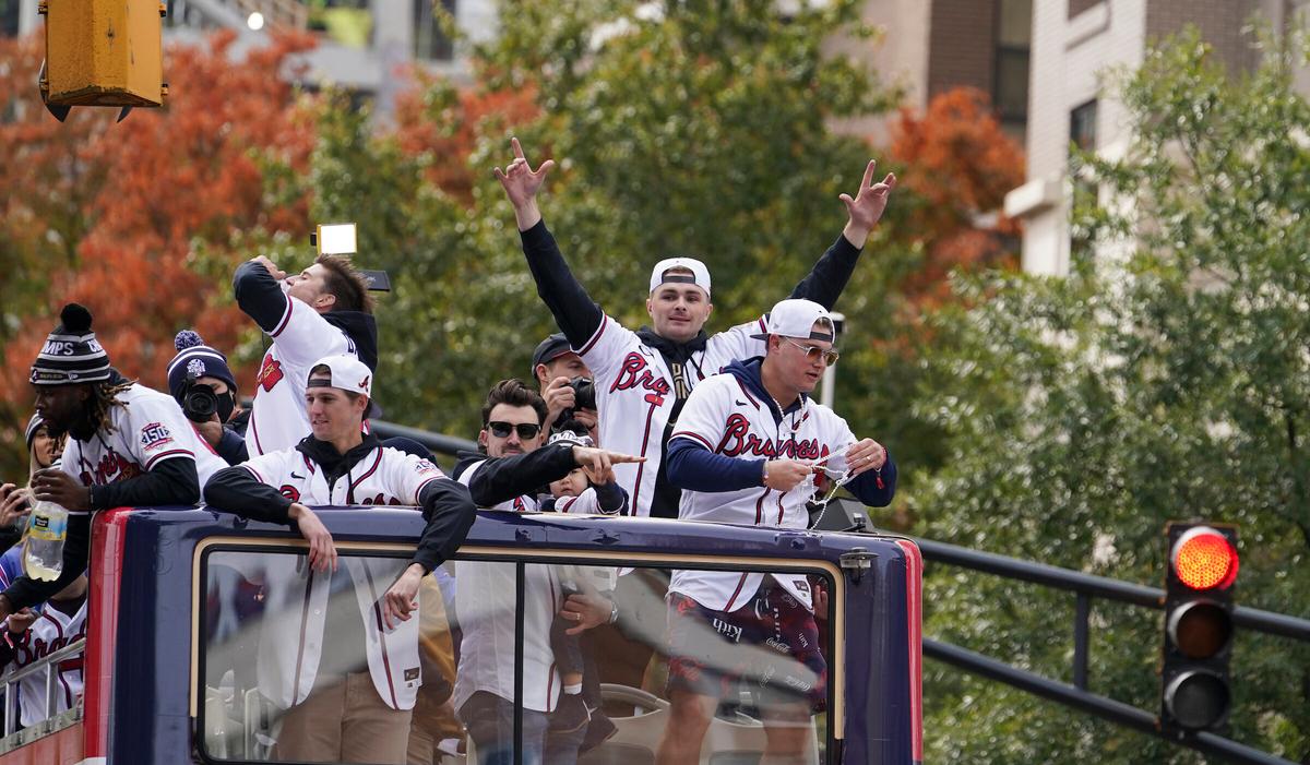 Hundreds of Thousands Fans Celebrate Braves Title in Parade