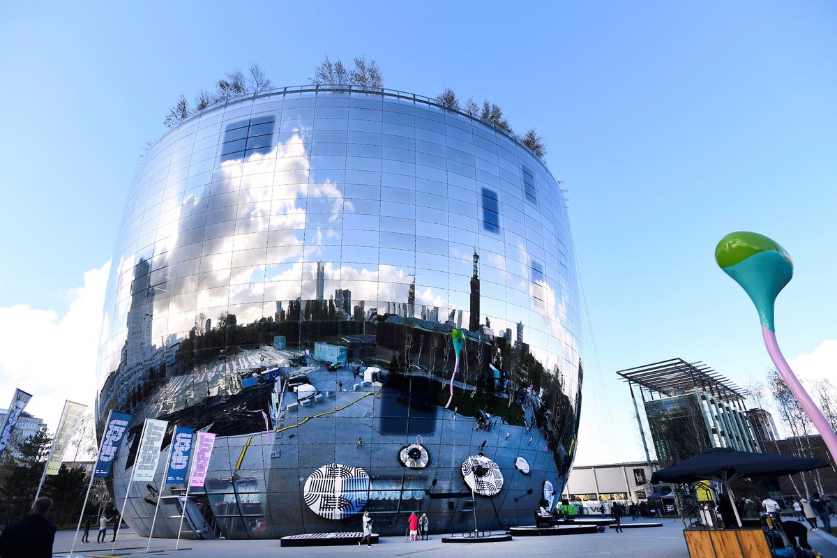 Dutch Museum Unveils Once-Hidden Art Collection in New Mirrored Warehouse