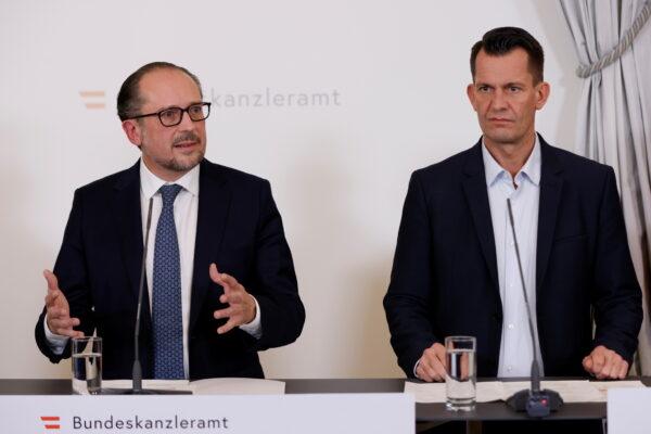 Austrian Chancellor Alexander Schallenberg and Health Minister Wolfgang Mueckstein attend a news conference in Vienna, Austria November 5, 2021. (Leonhard Foeger/Reuters)