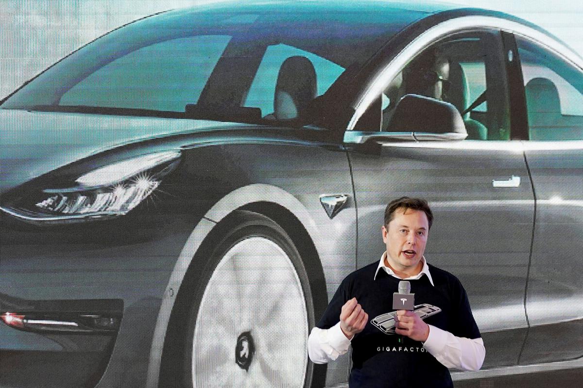 Musk Asks Twitter Followers Whether He Should Sell 10 Percent of His Tesla Stock