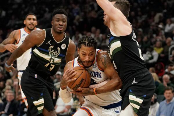New York Knicks' Derrick Rose drives between Milwaukee Bucks' Thanasis Antetokounmpo and Pat Connaughton during the first half of an NBA basketball game in Milwaukee, Wis., on Nov. 5, 2021. (Morry Gash/AP Photo)