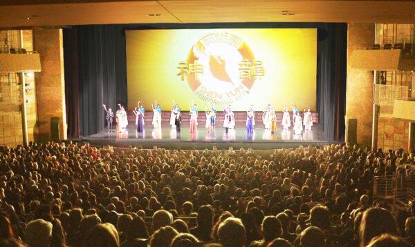 Shen Yun Performing Arts' curtain call at The Buell Theatre, in Denver, Colo., on Nov. 5, 2021. (The Epoch Times)