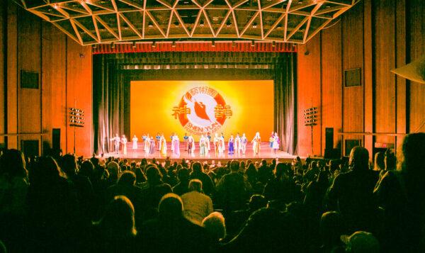 Shen Yun Performing Arts' curtain call at Norfolk's Chrysler Hall, on Nov. 5, 2021. (Lisa Fan/The Epoch Times)